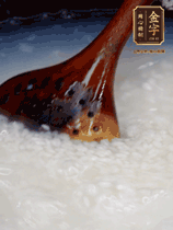 大米淘洗干凈，水開放入大米，煮3分鐘，煮到用手可以掐斷大米，撈出瀝干備用