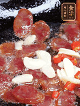 香腸煸香，加大蒜、小米辣增加香味