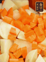 加土豆、胡蘿卜翻炒，隨后加入豆角、1勺鹽、1勺生抽、1勺蠔油、半勺老抽煸炒均勻