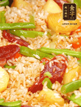 轉(zhuǎn)小火蓋上蓋子燜至水分收干，大概10分鐘