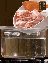 麻鴨切塊，冷水下鍋，加蔥姜、料酒焯水。撈出溫水洗凈