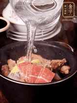 所有食材放入電飯鍋，加2勺料酒，足量的開水，按煲湯鍵煮湯