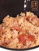 一起放入電飯鍋，加入剛好沒過食材的水。