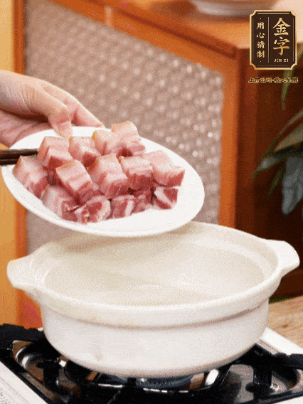 鍋內(nèi)倒油，下咸肉微微煸炒，再放排骨炒一下