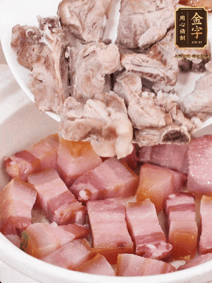 倒入開水燉煮，大火燒開后轉(zhuǎn)小火