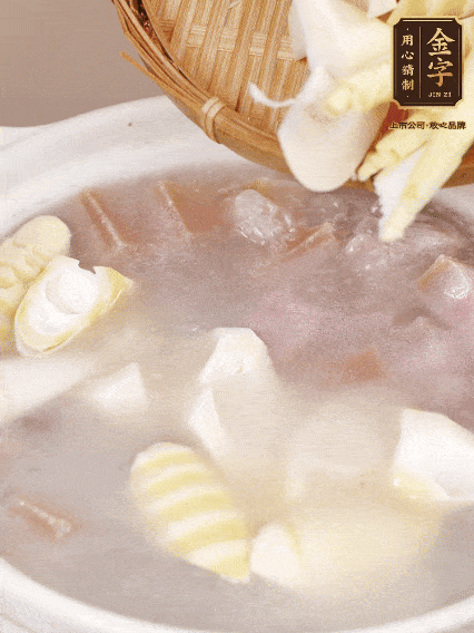 小火燉20分鐘后，放入春筍燉15分鐘