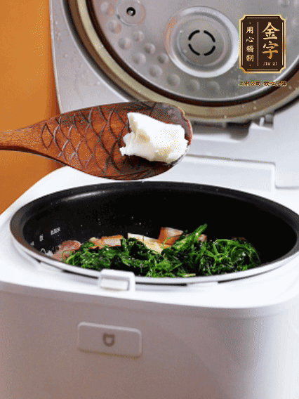 放入電飯鍋、加1勺豬油翻拌均勻