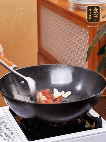 熱油，香腸微微煸出香味，加蒜片、小米辣