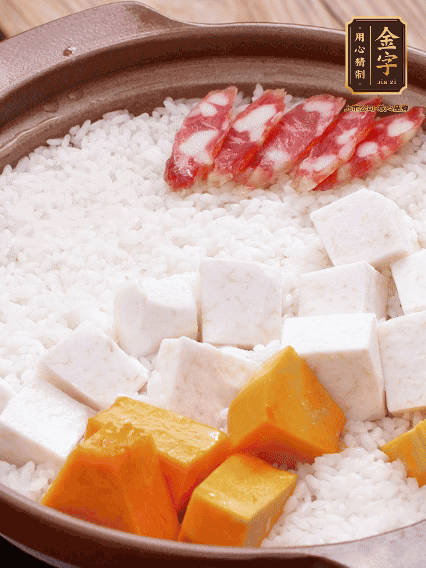 砂鍋涂油，放入泡好的大米。鋪上芋頭、南瓜，倒入開水剛好沒過，中火煮到水收干