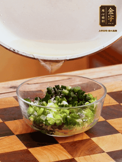 姜末、蔥末加鹽，潑熱油做成蔥姜醬