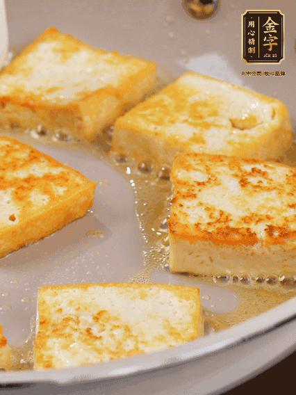 豆腐切片，兩面煎一下備用；春筍切段