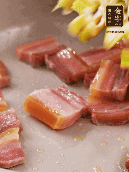 再放春筍翻炒一下，倒入砂鍋中，加適量的熱水，大火燜煮6分鐘