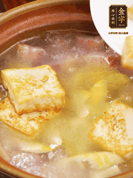 再放豆腐燉煮10分鐘，加豆瓣繼續(xù)煮2分鐘