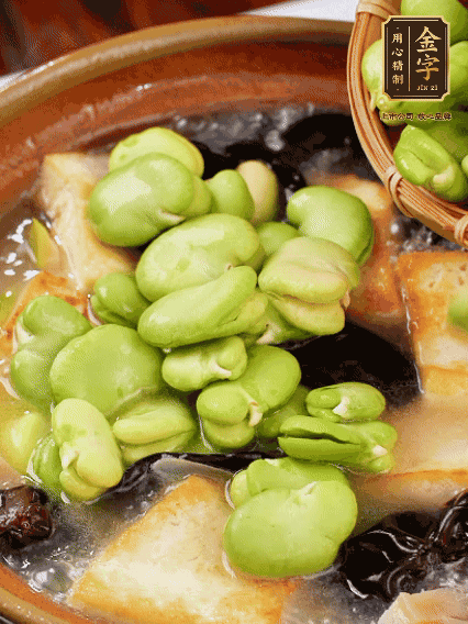 最后可以放豆瓣、木耳煮熟，依照個(gè)人口味加點(diǎn)鹽調(diào)味