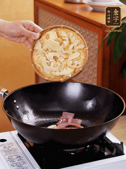 油熱，下蒜末、火腿煸炒出香味，再下筍片微微翻炒