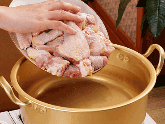 雞肉冷水下鍋，加蔥姜焯水