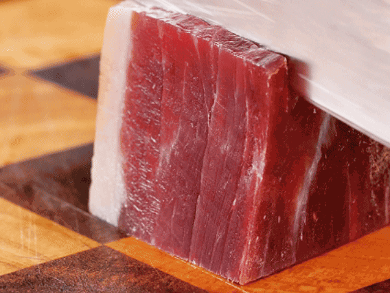 金字火腿去皮切片，溫水浸泡5分鐘