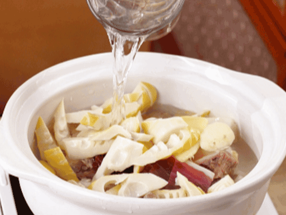 砂鍋中依次放入姜片、雞肉、春筍、火腿，加入足量的水，大火燒開(kāi)后，轉(zhuǎn)小火燉40分鐘