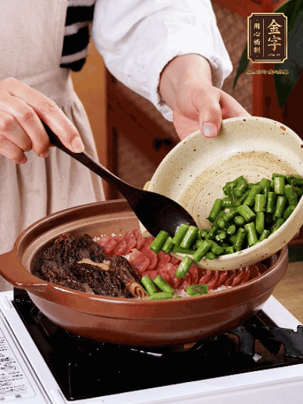 鋪上金字香腸、羊肚菌、蘆筍，蓋蓋子燜7分鐘