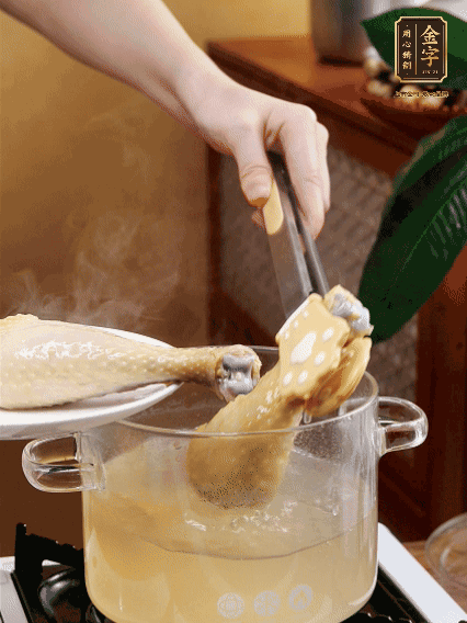 雞腿冷水下鍋，加蔥姜焯水，洗凈備用