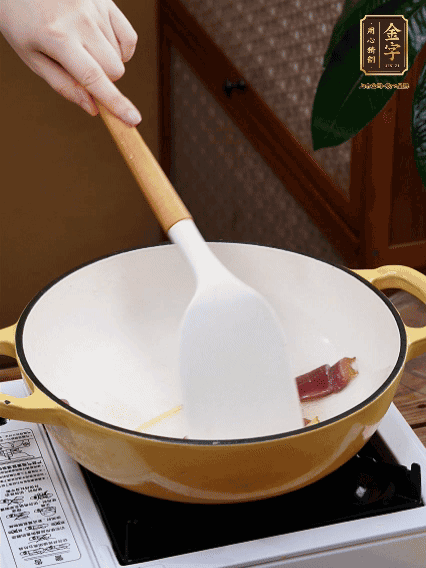 油熱，姜絲、火腿微微煸出香味