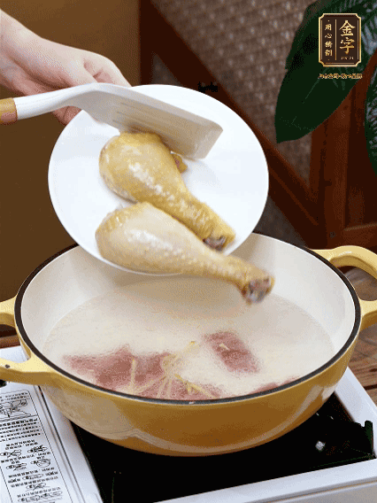 倒清水，放雞腿，大火煮開(kāi)轉(zhuǎn)中小火煮20分鐘