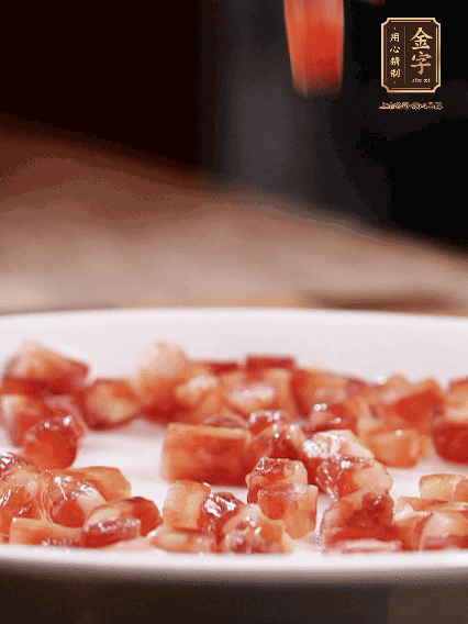 金字迷你小香腸切小段，煎出肉香