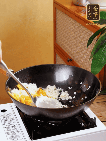 3個雞蛋攪成蛋液，下鍋煎至5成熟