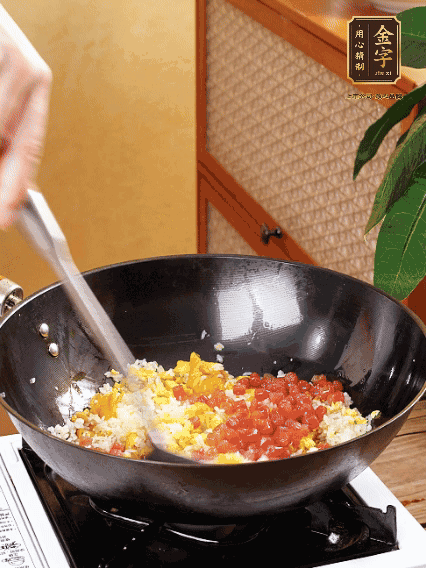 放隔夜飯攪散，加香腸，1勺生抽、半勺鹽調(diào)味。最后撒蔥花