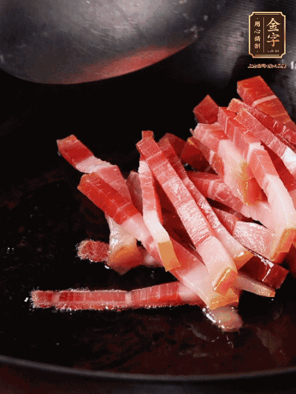 豬油潤鍋，下火腿煸香
