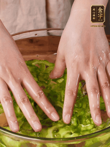 苦瓜去瓤切片，用鹽腌20分鐘，反復(fù)洗凈去苦味