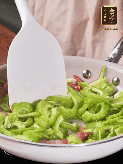 熱油，火腿、蔥姜、干辣椒煸香，再下苦瓜翻炒