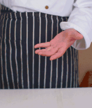 小蔥切碎，淡火腿切碎。