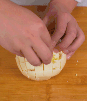 在縫隙里塞適量馬蘇里拉奶酪、再塞入淡火腿碎。