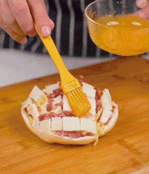 放在烤盤上，表面先刷一層玉米油，再刷一層蛋黃液。