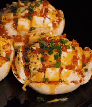 灑適量小蔥和黑芝麻，放入預(yù)熱的烤箱180度15分鐘。