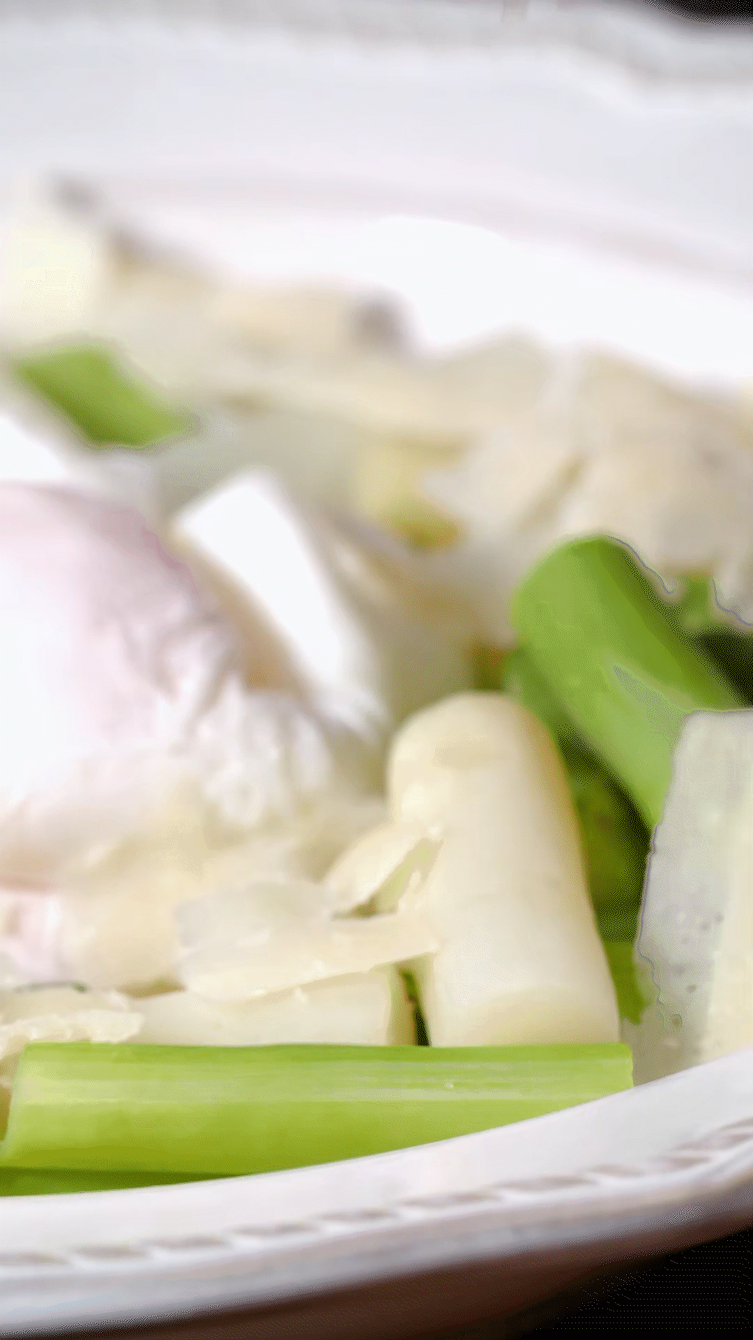 盤中放上蘆筍和雞蛋后，刨上適量干酪
