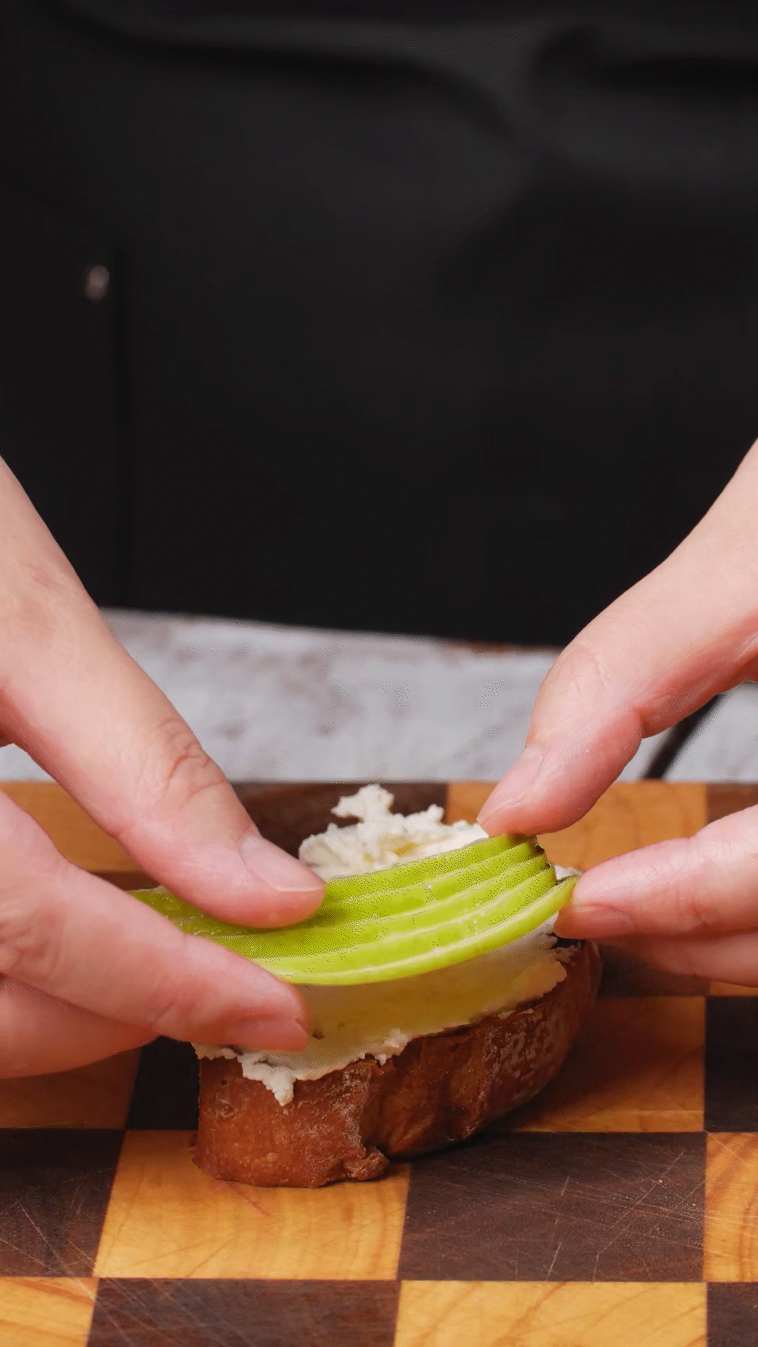 歐包抹上奶酪依次放上：蘋果、梨、藍(lán)莓
