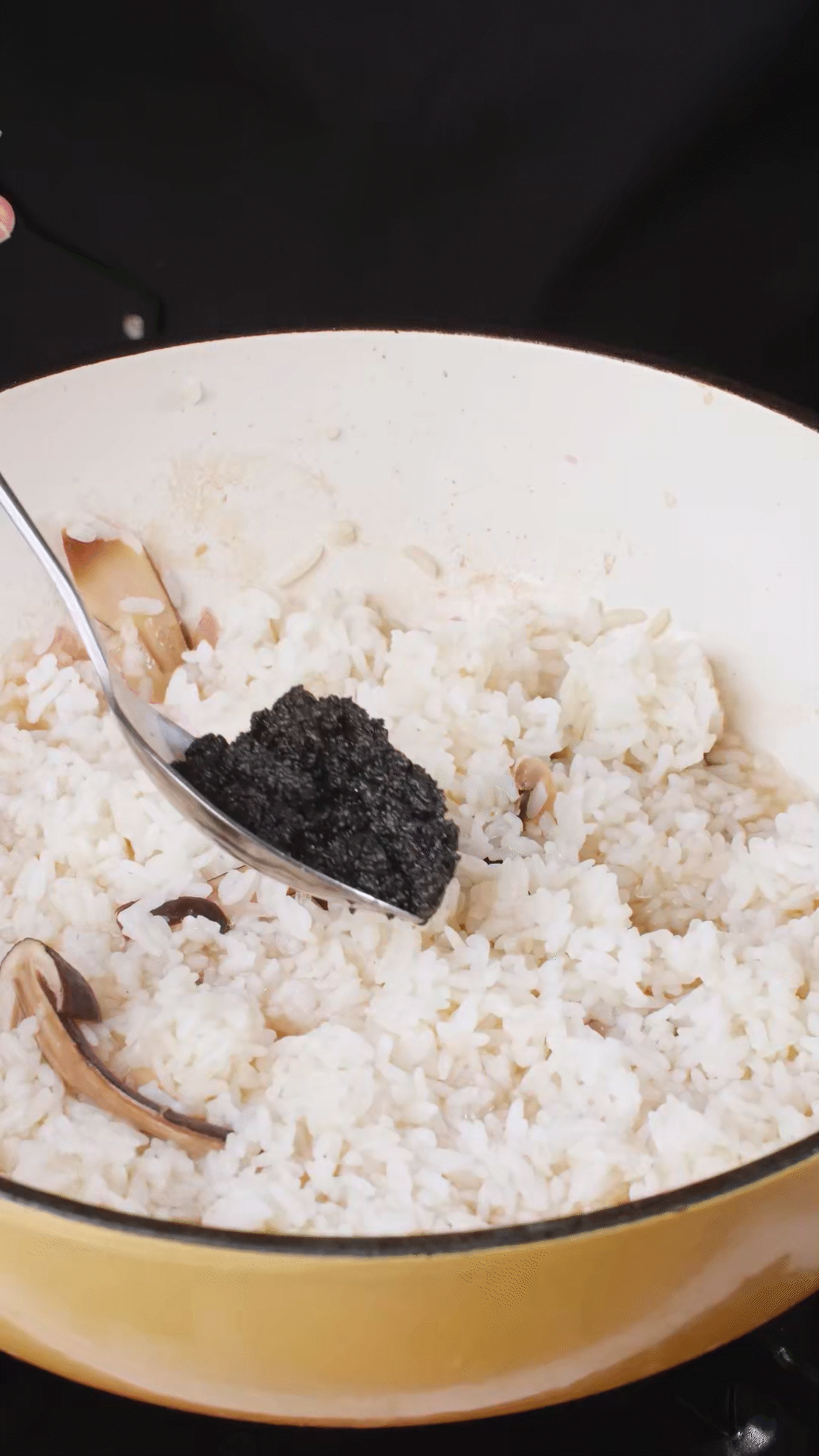 底油放入洋蔥爆香后加入黑皮雞樅菇、口蘑，用白葡萄酒增鮮
