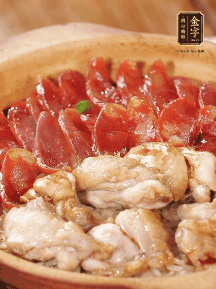 蓋蓋小火燜，沿鍋邊淋一圈油，轉(zhuǎn)動(dòng)砂鍋燜4分鐘