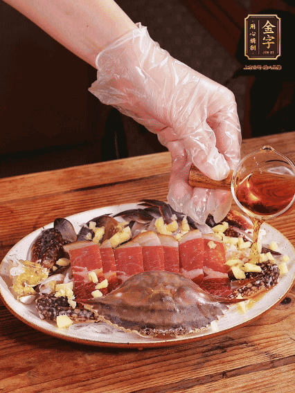 冷水上鍋蒸12分鐘（具體看蟹的大?。?，最后撒上蔥絲、澆上熱油即可