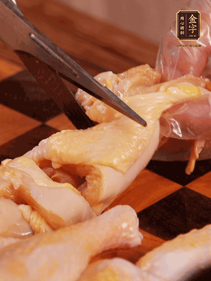 土雞處理干凈，切成大塊，加蔥姜、花雕酒、鹽腌制10分鐘