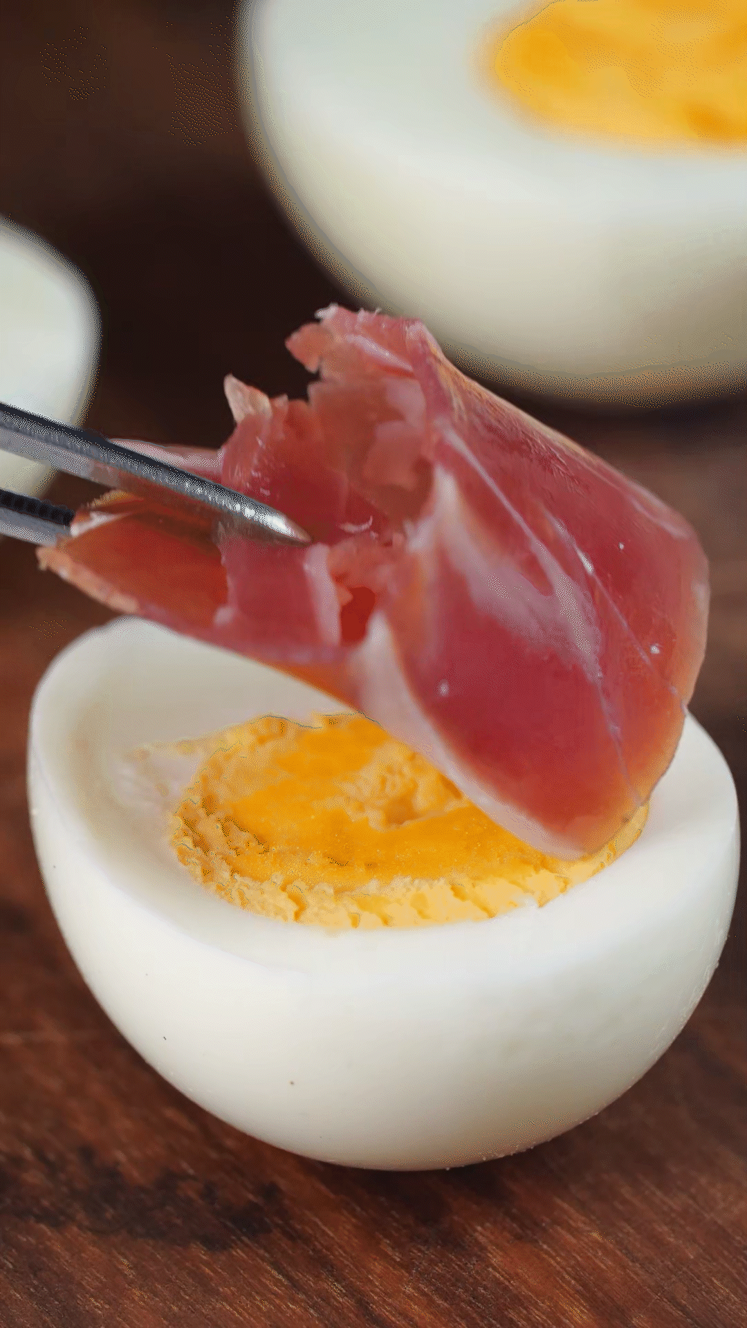 撈出過冷水，去殼后對半切開