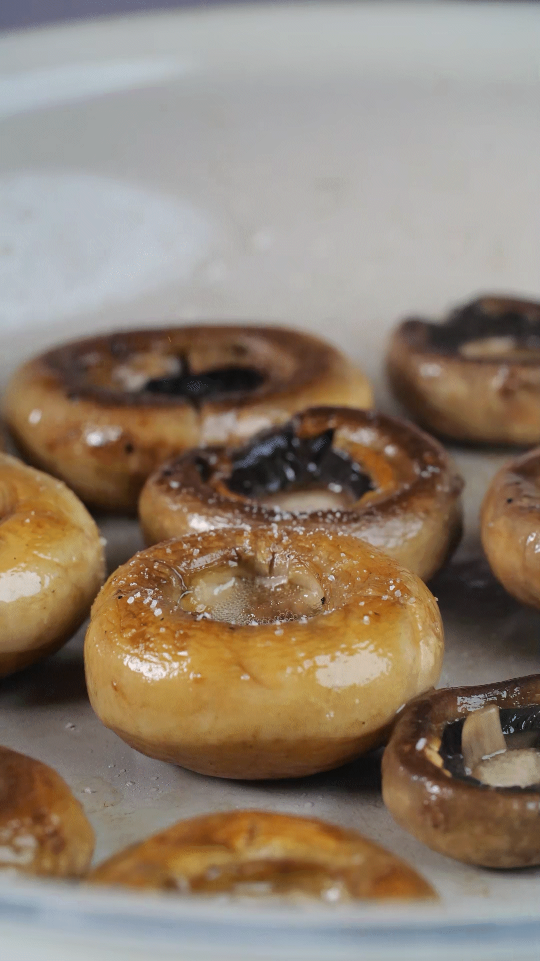 鍋內(nèi)放橄欖油，將口蘑煎至兩面微微焦黃，用黑胡椒海鹽調(diào)味