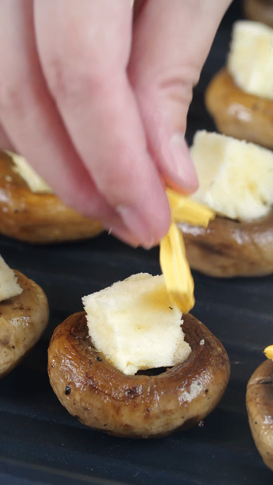 面包切小粒，放入口蘑凹處，蓋上芝士，烤箱180度烤10分鐘