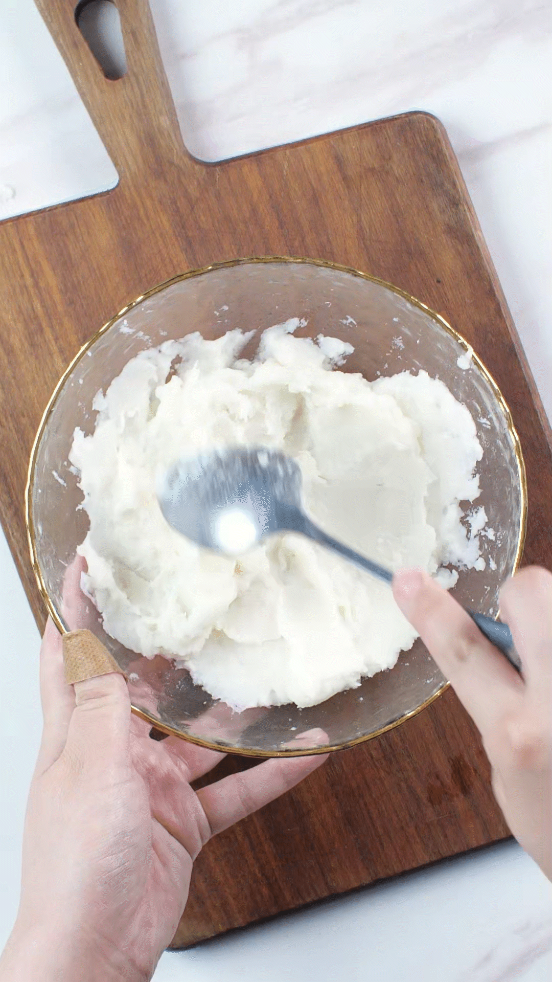 山藥去皮蒸熟，用涂抹奶酪、海鹽、橄欖油調(diào)味