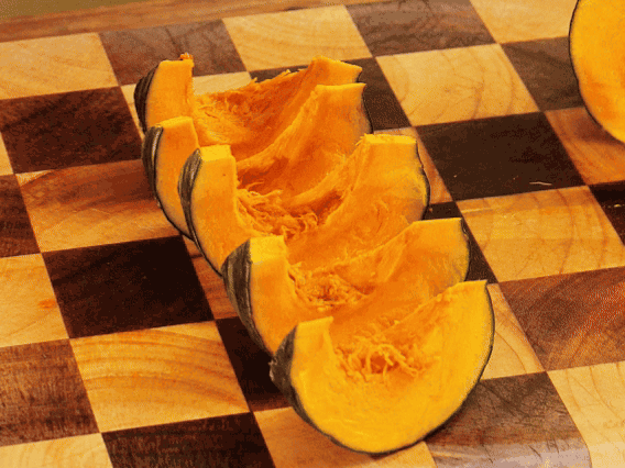 貝貝南瓜去瓤切小塊；干香菇熱水泡發(fā)，切條