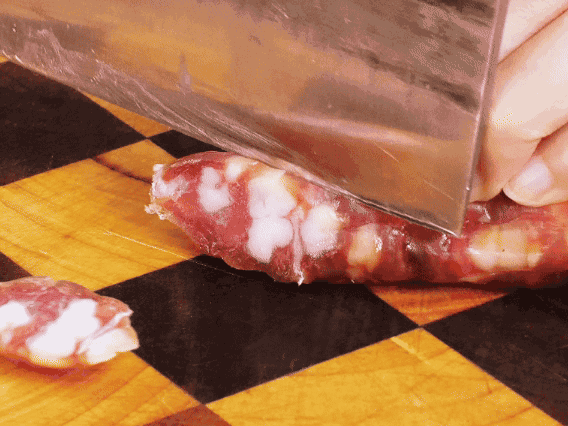 香腸少油煸出香味，下南瓜、板栗、香菇翻炒。2勺生抽、1勺老抽、1勺蠔油、1勺鹽、半勺糖調(diào)味