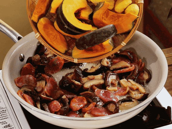 清洗好的大米放入電飯鍋，加裹滿醬汁的食材，再加剛好沒過食材的水，攪拌一下