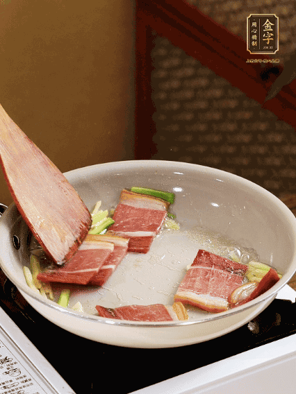 熱油下鍋，火腿、蔥姜蒜煸出香味備用